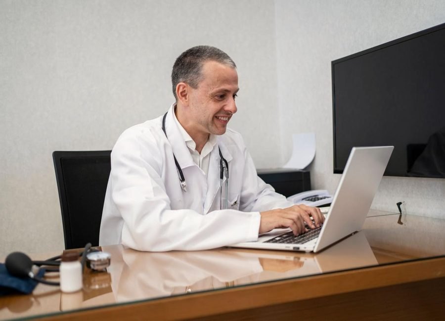 Médico brasileiro em ambiente clínico